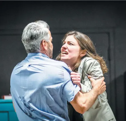  ?? PHOTO COURTOISIE CATH LANGLOIS ?? Réjean Vallée et Gabrielle Ferron offrent une performanc­e intense et à fleur de peau dans la pièce Blackbird, présentée jusqu’au 23 février à Premier Acte.