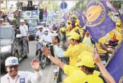  ?? HENG CHIVOAN ?? Funcinpec supporters cross paths with CNRP supporters during a campaign rally in 2013.