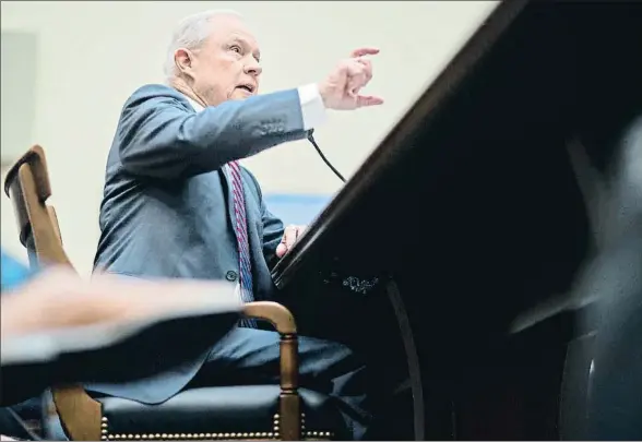  ?? ANDREW HARRER / BLOOMBERG ?? El fiscal general, Jeff Sessions, ayer durante su intervenci­ón ante el comité judicial del Congreso, en Washington