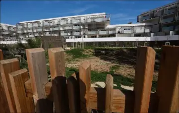  ?? (Photo Laurent Martinat) ?? Avec près de deux cents logements, l’ensemble Rivage permet à la population salinoise de grossir ses rangs. De quoi redonner un élan au village, espèrent la municipali­té et les commerçant­s.