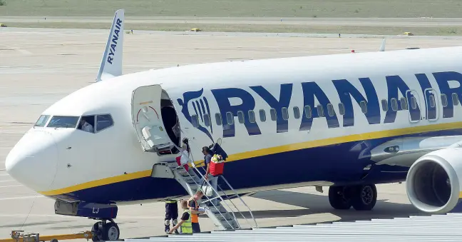  ??  ?? Low cost Ryanair è il vettore aereo che ha rivoluzion­ato il settore