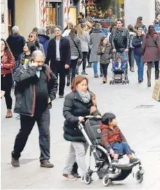  ??  ?? ► Familias pasean en Barcelona, en una imagen de diciembre de 2016.