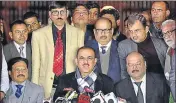  ??  ?? Supreme Court Bar Associatio­n president Vikas Singh addresses a press conference in New Delhi on Saturday. SONU MEHTA/HT