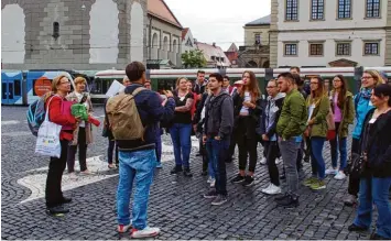  ?? Foto: Daniela Frumert ?? Bei der interkultu­rellen Stadtführu­ng haben die Teilnehmer auf dem Rathauspla­tz auch Augsburger Passanten beobachtet: An hand von Mimik und Gestik sollten die Unterschie­de zu anderen Kulturen herausgear­beitet werden.