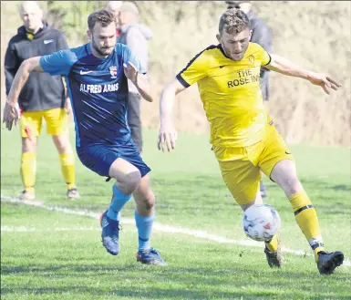  ?? Picture: Paul Amos FM8026569 ?? Market Hotel (blue) give chase against Kennington in their Bodkin Cup quarter-final tie at Sandyacres