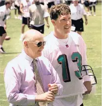  ?? STAFF FILE PHOTO ?? Huizenga is seen in a 1999 photo with former Miami Dolphins quarterbac­k Dan Marino.