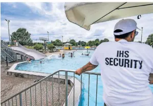  ?? RP-FOTO: ANNE ORTHEN ?? Ein Sicherheit­smann auf dem Wachturm im Rheinbad – Security soll neue Ausschreit­ungen verhindern.