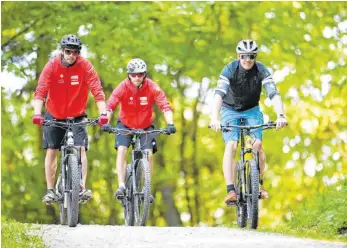  ?? FOTO: TOBIAS HASE/DPA ?? Die Rennrodler Tobias Wendl, Tobias Arlt und Felix Loch (v. li.) beim Training mit den Mountainbi­kes.