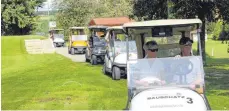  ??  ?? Ein Golfbag mit diversen Schlägern. Mit den Golf-Carts dürfen die Teilnehmer selbst über den Platz fahren.