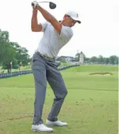  ?? GETTY IMAGES ?? Tiger Woods, warming up during a practice round before the start of the PGA Championsh­ip, took a shot at Phil Mickelson on Tuesday.