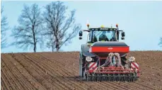  ?? FOTO: PHILIPP SCHULZE/DPA ?? Die Landwirte in der Region haben mit ihren Arbeiten auf Äckern und Wiesen begonnen.