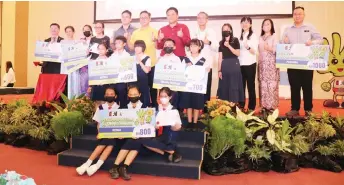  ?? — Photo by Conny Banji ?? Tiang (standing sixth left), Wong (standing fifth right), Yong (standing fifth left) pose for a group photo with the contest winners.