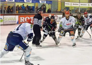  ?? Foto: Plate ?? Vor allem die erste Reihe der Mighty Dogs aus Schweinfur­t war brandgefäh­rlich. Da hatte der EHC Königsbrun­n (dunkle Trikots) wenig entgegenzu­setzen.