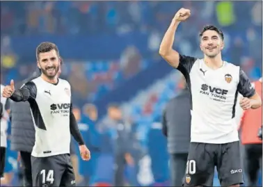  ?? ?? José Luis Gayà y Carlos Soler celebran con la afición del Valencia una victoria.