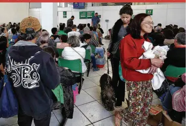  ??  ?? Donos de cães e gatos fazem fila a espera de atendiment­o; gestão Doria diz que as duas unidades fazem 450 atendiment­os por dia e que prevê a criação de um novo centro na zona sul, em fevereiro