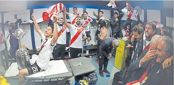  ?? DIEGO HALIASZ, PRENSA RIVER ?? Campeones en el vestuario. Los jugadores revolean las camisetas en el Bernabéu. La Copa la cuida Nacho Fernández.