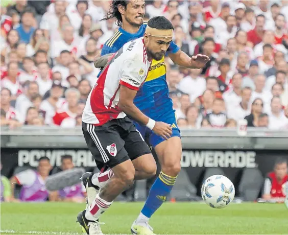  ?? MARCELO CARROLL ?? Paulo Díaz. Es lo mejor del fondo de River. Desde él progresa el equipo, primero defendiend­o y luego en la salida por abajo.