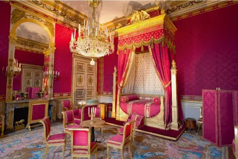  ??  ?? Au Palaismusé­e de Compiègne (Oise), la Chambre à coucher de l’empereur.