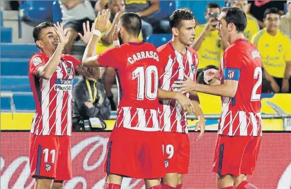  ?? FOTO:EFE ?? Los jugadores del Atlético de Madrid, especialme­nte Correa y Carrasco, celebran uno de los dos goles que anotaron ante Las Palmas en los cinco primeros minutos