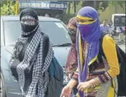  ?? SONU MEHTA/HT PHOTO ?? Girls cover their faces to protect themselves from the heat at ITO in New Delhi on Thursday.