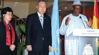  ?? BINANI/AFP/GETTY IMAGES ?? UN secretary general Ban Ki-moon, centre, is touring Ebola-affected West African countries.