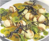  ??  ?? DE SANTS AL GÒTIC El cocinero Alain Guiard, al calor de seis lámparas en un espacio de A Restaurant. Sobre estas líneas, los raviolis de patata, ‘ceps’ y trufa con ‘cansalada’ ibérica.