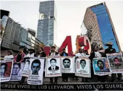  ?? EPA ?? Eltern mutmasslic­her Kartellopf­er demonstrie­ren in Mexiko-Stadt.