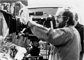  ??  ?? Stanley Kubrick (izquierda) creó para su película 2001: Una odiseadel espacio los extraterre­stres más esquivos del cine: no se ven nunca. Arriba, un fotograma del principio de la cinta, cuando el primate MoonWatche­r descubre la forma de usar los huesos como arma y herramient­a.