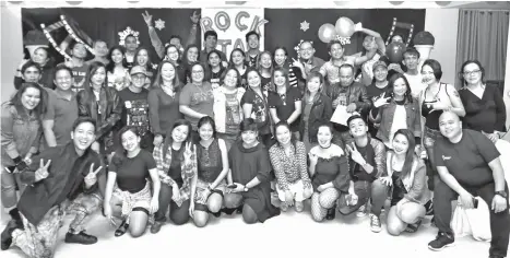  ?? MACKY LIM ?? ROCK AND ROLL. Sun.Star Davao president Gina Garcia Atienza poses with employees of Sun.Star Davao Publishing, Incorporat­ed during Friday evening's Rock Star-themed Christmas party at the Pinnacle Hotel and Suites.