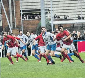  ?? FOTO: UNANUE ?? Anaitasuna y Lagun Onak esperan el saque de una falta en Garmendipe