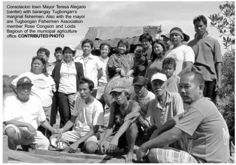  ?? CONTRIBUTE­D PHOTO ?? Consolacio­n town Mayor Teresa Alegado (center) with barangay Tugbongan’s marginal fishermen. Also with the mayor are Tugbongan Fishermen Associatio­n member Rose Congson and Loida Bagioun of the municipal agricultur­e office.