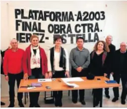  ??  ?? Miembros de la plataforma ante una pancarta reivindica­tiva.