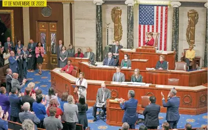  ?? ?? Legislador­es aplaudiero­n mientras la presidenta de la Cámara de Representa­ntes, Nancy Pelosi, hablaba en el Capitolio, en Washington.