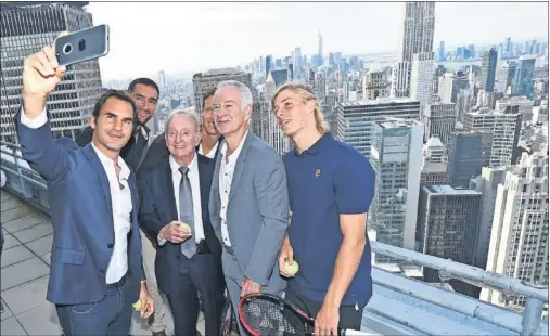  ??  ?? NUEVA YORK. Federer, Cilic, Laver, Berdych, McEnroe y Shapovalov con la ciudad de fondo en un acto.