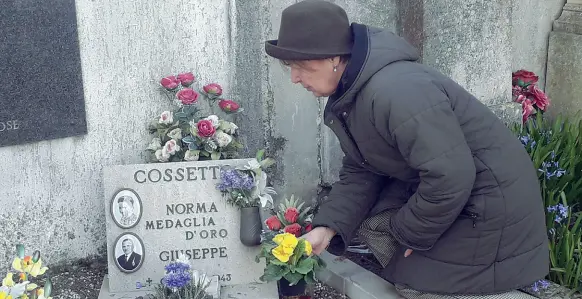  ??  ?? Al cimitero Loredana Cossetto, triestina di 66 anni, sulla tomba della cugina Norma e del padre di lei, Giuseppe uccisi dai partigiani jugoslavi