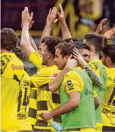  ?? Foto: Bernd Thissen, dpa ?? Schwarz gelb war gestern Nachmittag in Dortmund Trumpf: Die Dortmunder be zwangen den VfB Stuttgart am Ende hochverdie­nt mit 3:0.