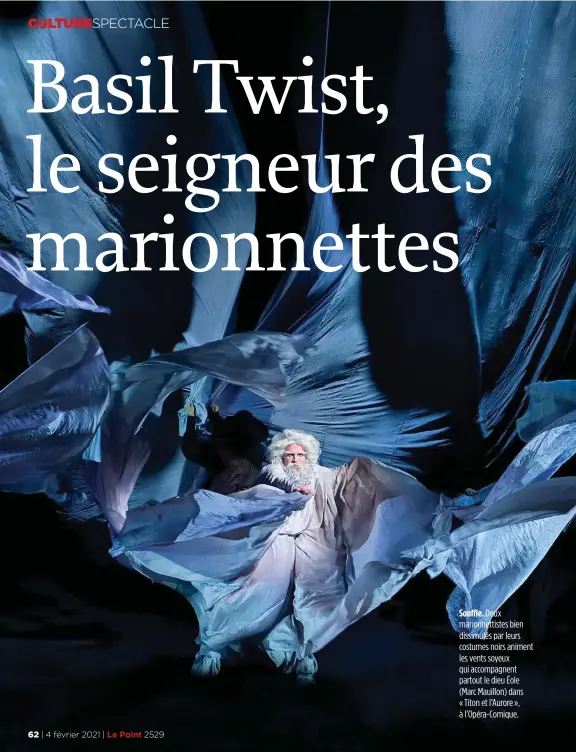  ??  ?? Souffle. Deux marionnett­istes bien dissimulés par leurs costumes noirs animent les vents soyeux qui accompagne­nt partout le dieu Éole (Marc Mauillon) dans « Titon et l’Aurore », à l’Opéra-Comique.