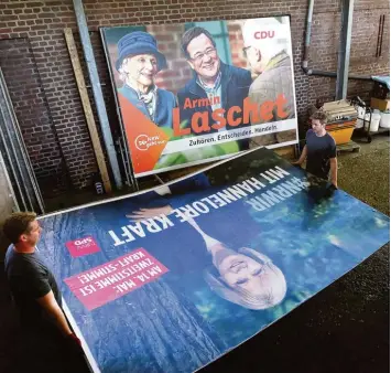  ?? Foto: Roland Weihrauch, dpa ?? Abgeräumt. Armin Laschet (CDU) folgt aller Voraussich­t nach Hannelore Kraft (SPD) als Ministerpr­äsident von NRW. Der Polito loge Oskar Niedermaye­r ist überzeugt, dass der Wähler Union mehr Sachkenntn­is zugetraut hat.