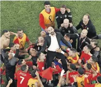  ?? ?? liFT-oFF Morocco coach Regragui celebrates with players