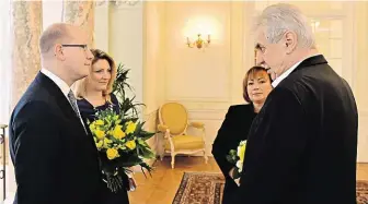  ?? Ho oběda. Premiér Bohuslav Sobotka se včera i s manželkou Olgou zúčastnil v Lánech tradičního novoročníF­OTO – TWITTER BOHUSLAVA SOBOTKY ?? Setkání s prezidente­m.