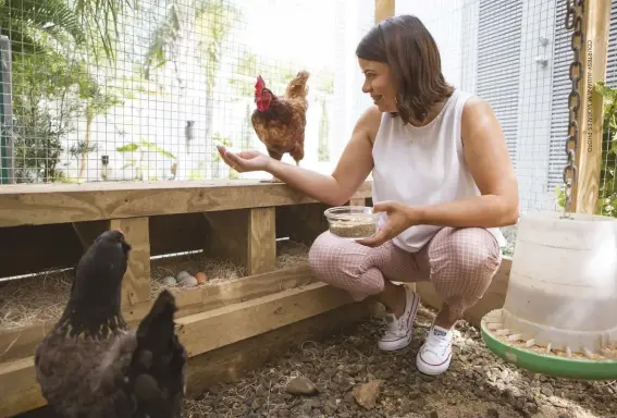  ??  ?? Pet Sitters Internatio­nal member Lorell López Irizarry, owner of Cat & Dog Nanny PR in Guaynabo, Puerto Rico, takes care of a client’s birds.