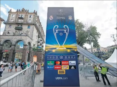  ??  ?? KIEV SE PREPARA. La capital de Ucrania ya empieza a lucir imágenes alusivas a la final de la Champions.