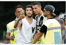  ??  ?? Begehrtes Fotomotiv: Cristiano Ronaldo ist im Visier der Selfiejäge­r