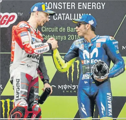  ?? FOTO: PEP MORATA ?? Cordial felicitaci­ón en el podio y compadreo en las ruedas de prensa Lorenzo y Rossi viven una nueva relación