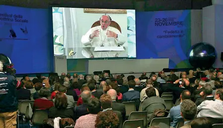  ??  ?? Il messaggio L’intervento di papa Bergoglio registrato per il festival è stato trasmesso ieri al Cattolica Center (Sartori)