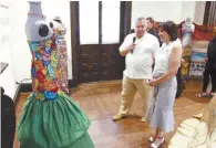  ??  ?? Variedad. Los vestidos que se incluyen en la exposición textil de Armando Mafud dejan testimonio de su inspiració­n en las tradicione­s y costumbres mexicanas.