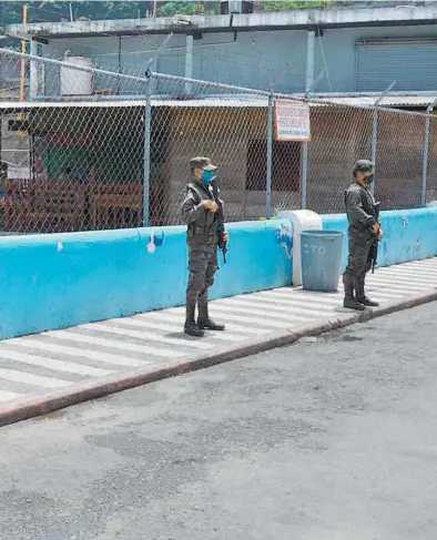  ?? EDUARDO TORRES/EL HERALDO DE CHIAPAS ?? El ejército de Guatemala custodia el puente fronterizo/
