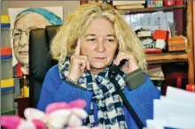  ?? - Crédits : DE ?? Véronique Magnaux à son bureau : toujours à l’écoute des nombreux appels, entre de multiples tâches administra­tives.