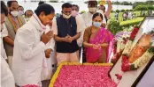  ?? — PTI ?? Telangana CM K. Chandrasek­har Rao offers floral tribute to former PM PV Narasimha Rao as part of his birth centenary celebratio­ns in Hyderabad on Sunday.
