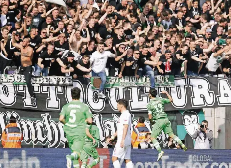  ?? FOTO: IMAGO (ARCHIV) ?? Ein Derby ganz nach dem Geschmack der Borussia-Fans gab es im April 2017: Lars Stindl hat gerade das 3:2 für Gladbach in Köln geschossen.